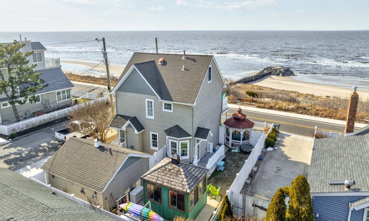 Town Bank House | Bayfront-Kayaks-Sunsets-Hot Tub
