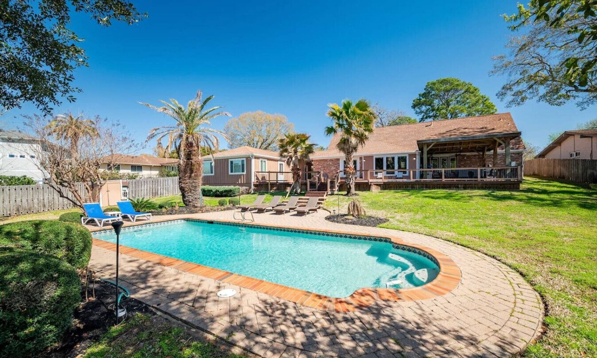 Nassau Bay House | Bayfront Luxury Oasis w Pool, Fishing - NASA Kemah
