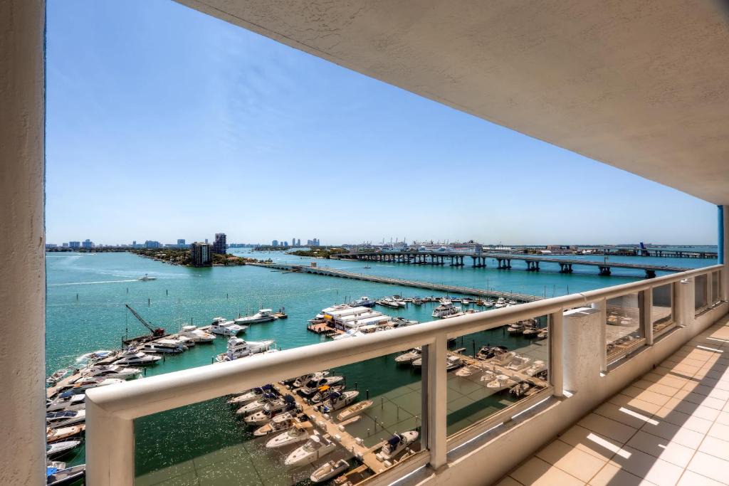 Downtown Miami House | Bayfront Miami Condo w/Resort Perks & Ocean Views