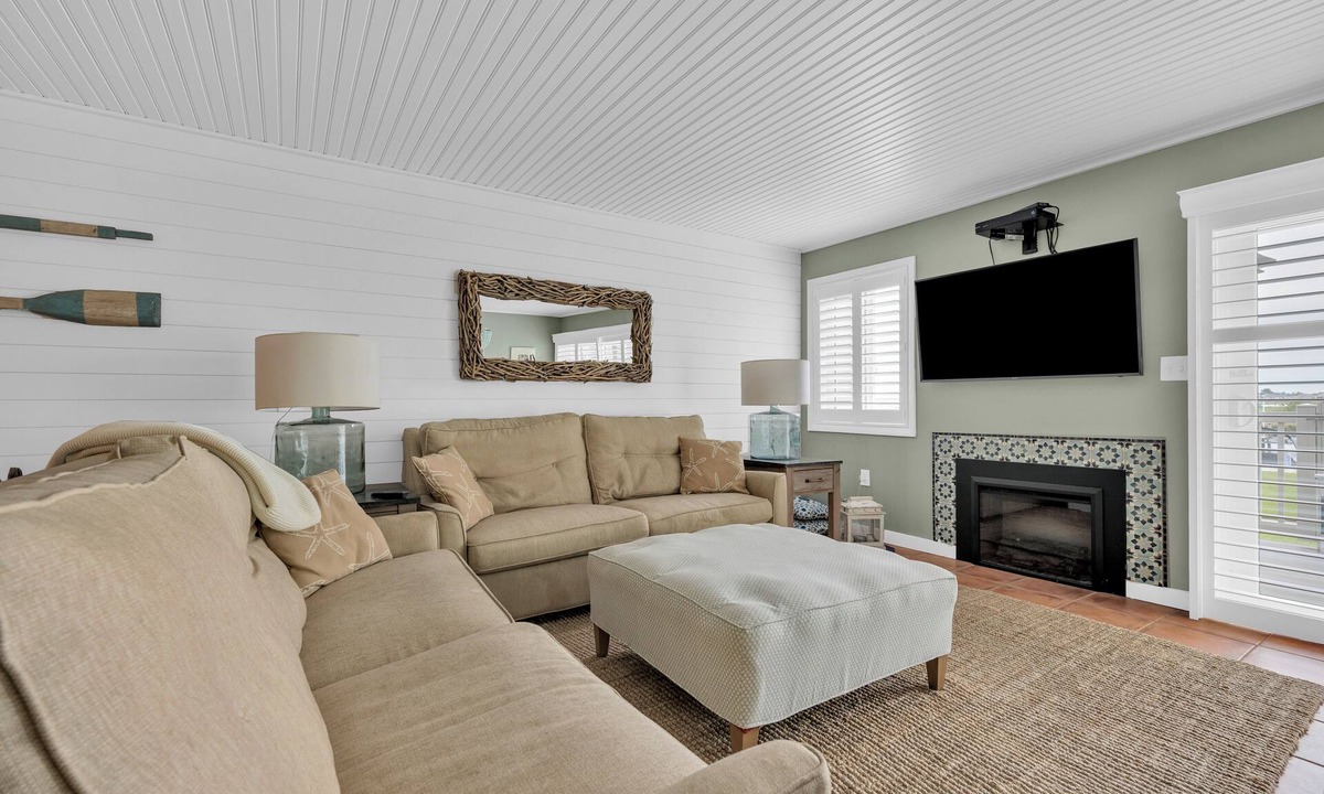 Heron Harbour Isle House | Bayfront, Newly Renovated 3BR + Den Townhome - Quiet, Pool, Boat Slip, Fireworks