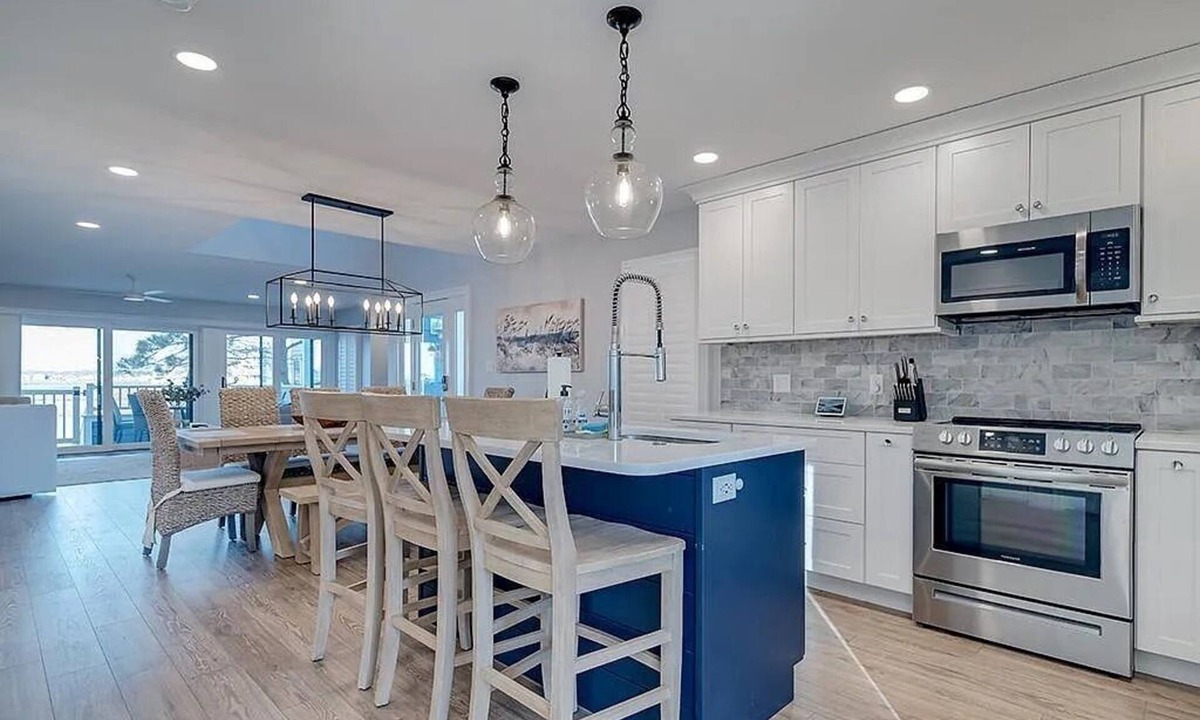 Heron Harbour Isle House | Bayfront, Sleeps 10, Boat Slip, 3 BR/2.5 BATH, Main Pool Open After Labor Day