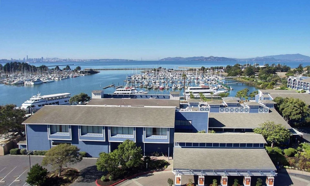 Berkeley Hotel | Bayfront Stay Near Berkeley Marina + Dining & Pool
