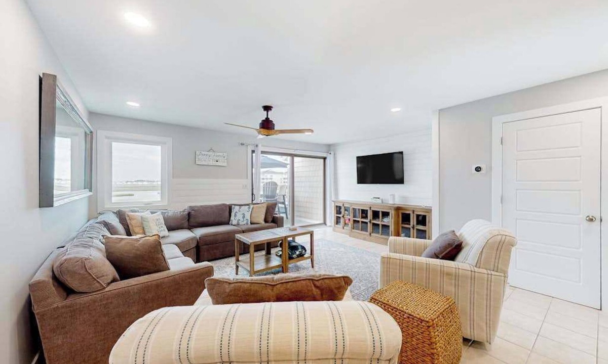 Heron Harbour Isle Condo | Bayfront townhome with 3 balconies, a shared pool & only 5 blocks to the beach