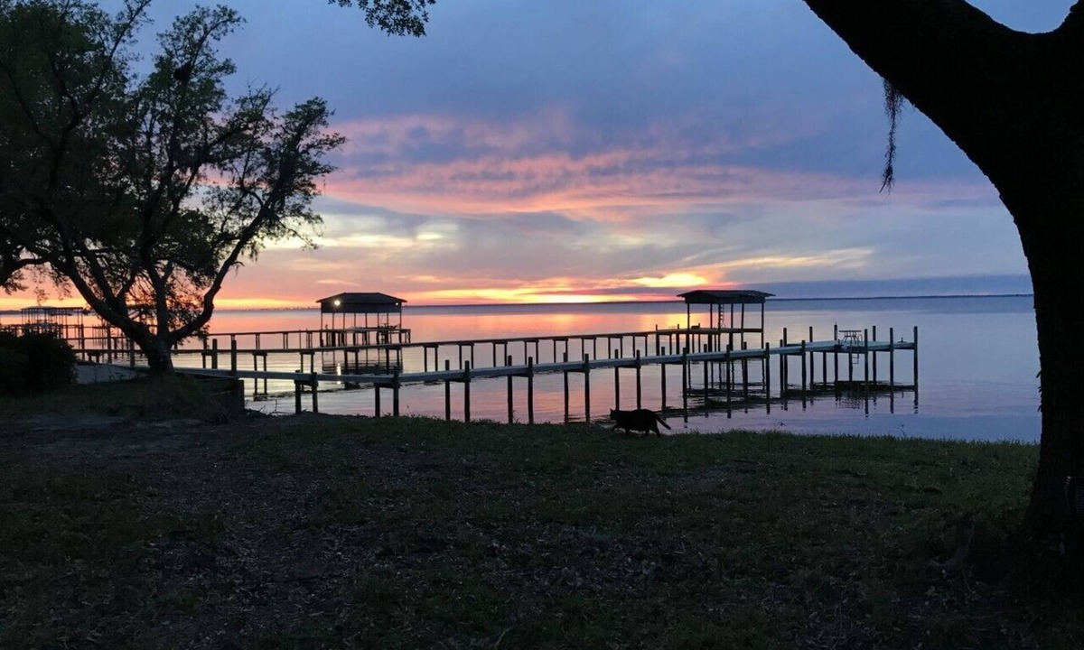 Gulf Breeze House | Bayfront Villa with Private Dock.