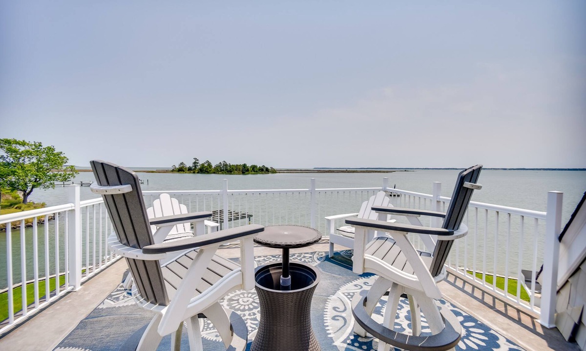 White Stone House | Bayfront White Stone Escape w/Private Beach!