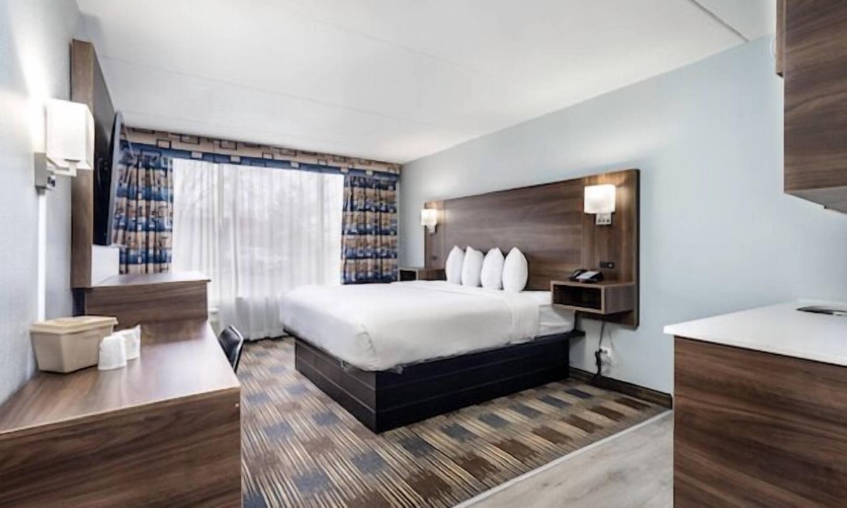 Addison Hotel | Baymont by Wyndham Addison