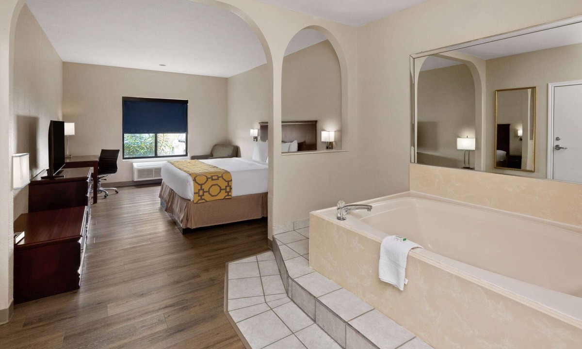 US 290 Hotel | Baymont by Wyndham Houston Brookhollow