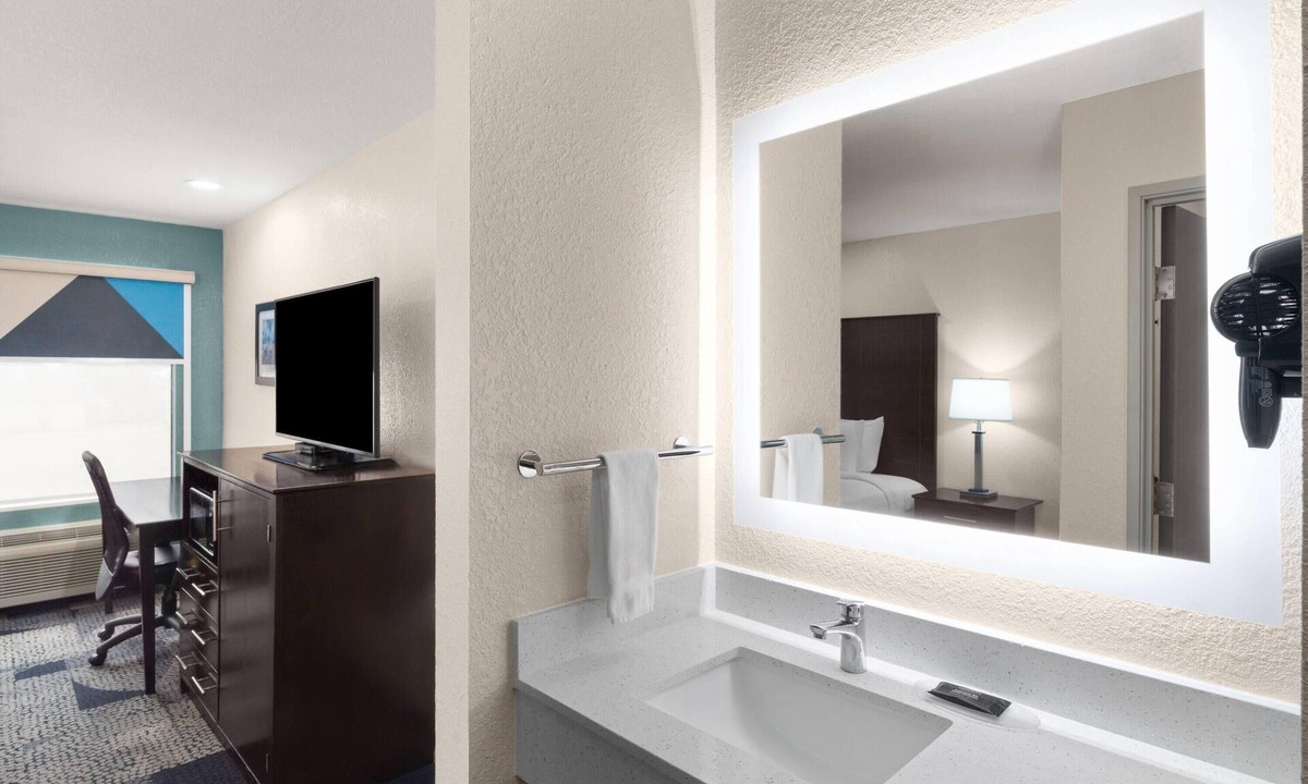 Iowa Hotel | Baymont by Wyndham Iowa Lake Charles