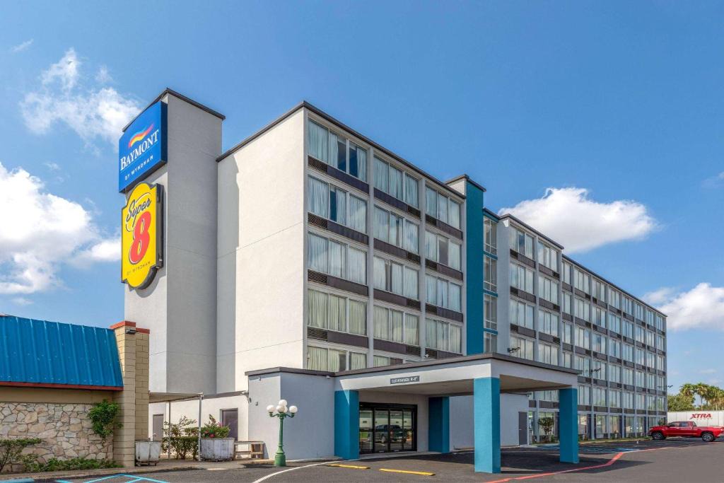 Bonanza Hotel | Baymont by Wyndham Laredo