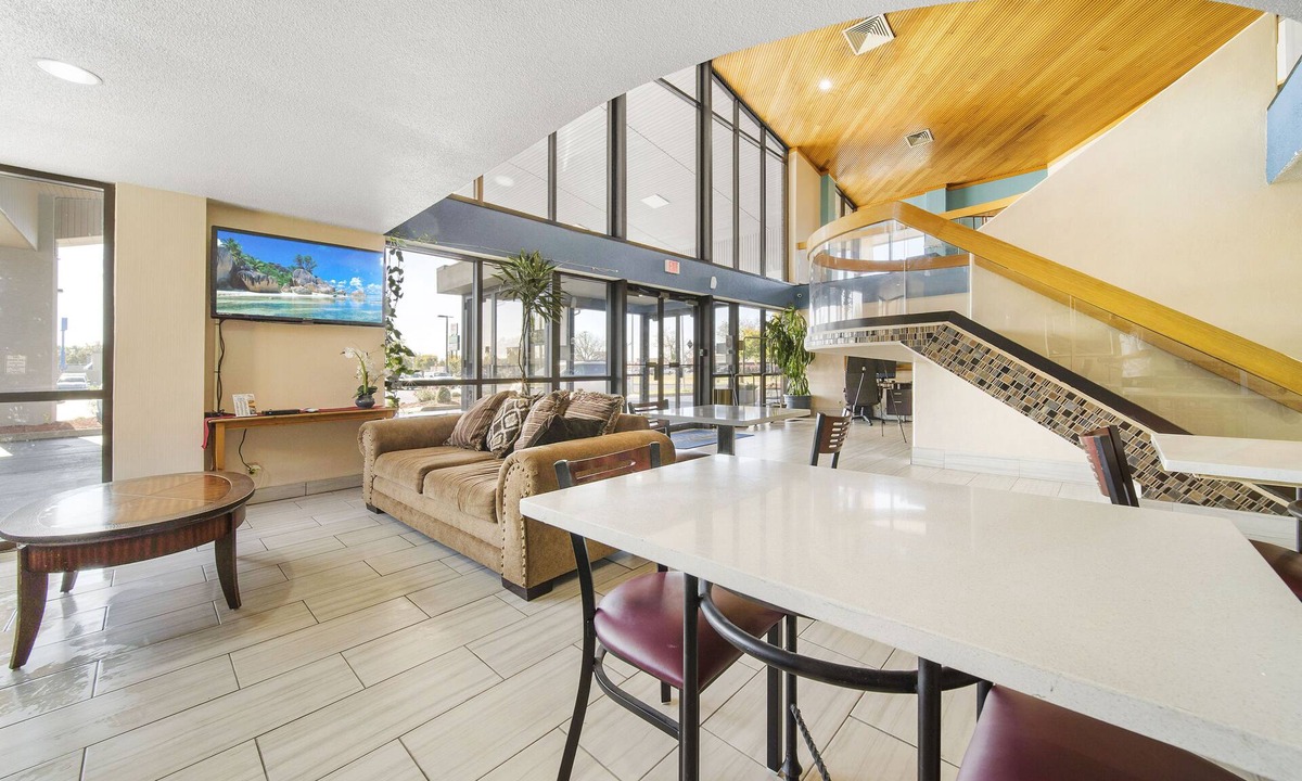 Muncie Hotel | Baymont by Wyndham Muncie Near Ball State University