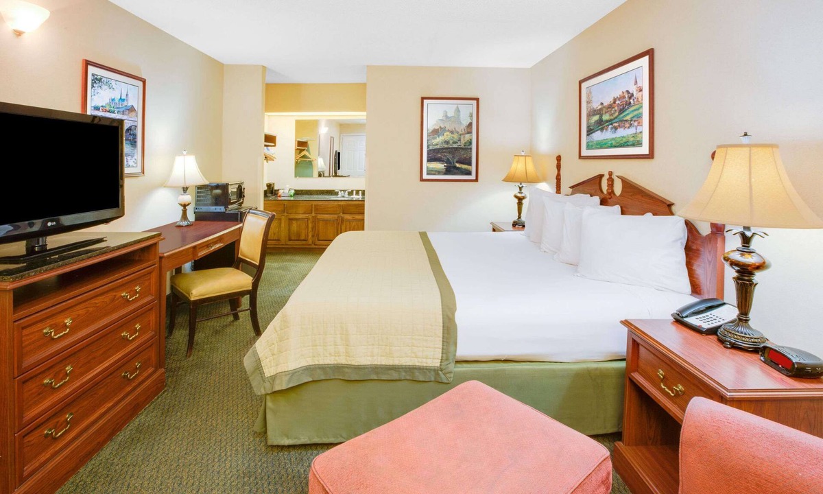 Ozark Hotel | Baymont by Wyndham Ozark