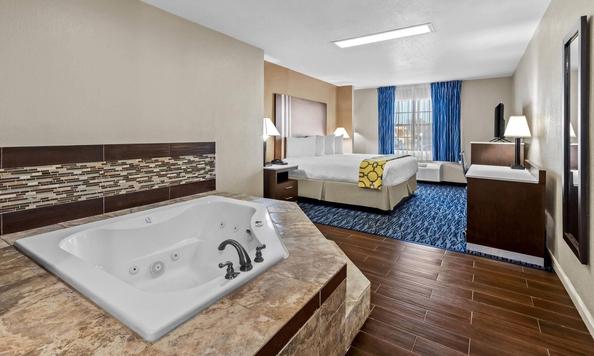 Lakeview  Jefferson County Hotel | Baymont by Wyndham Port Arthur/Groves Area