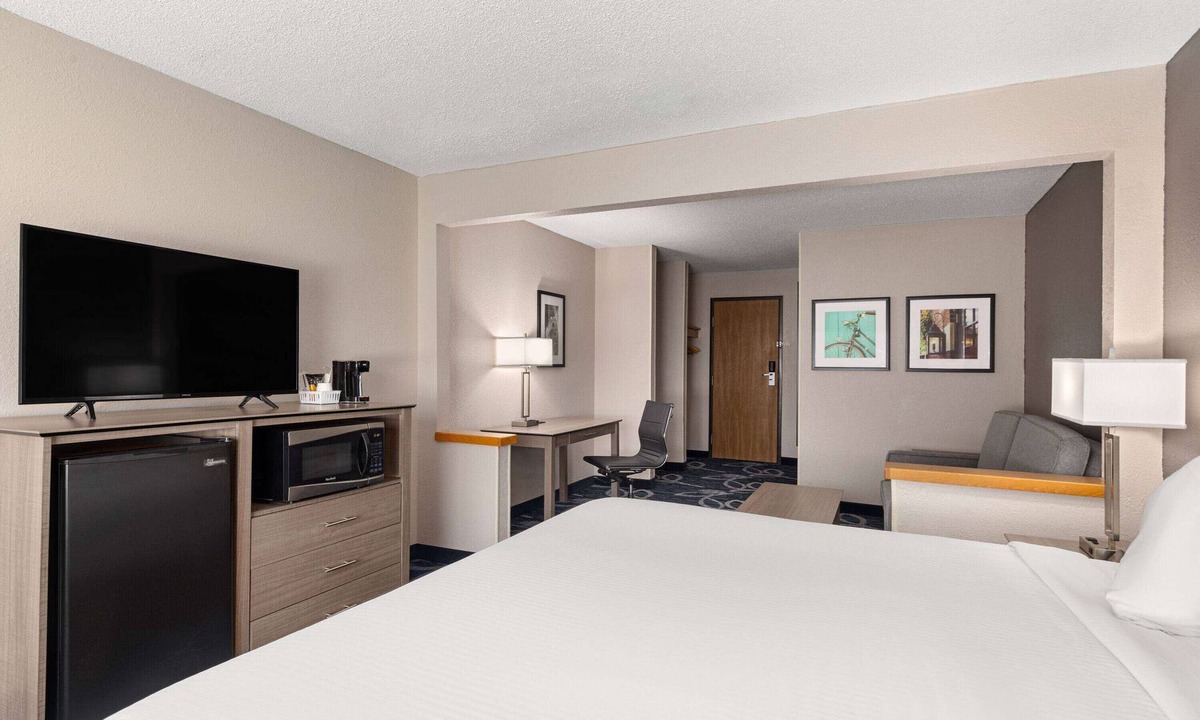 Waterloo Hotel | Baymont by Wyndham Waterloo