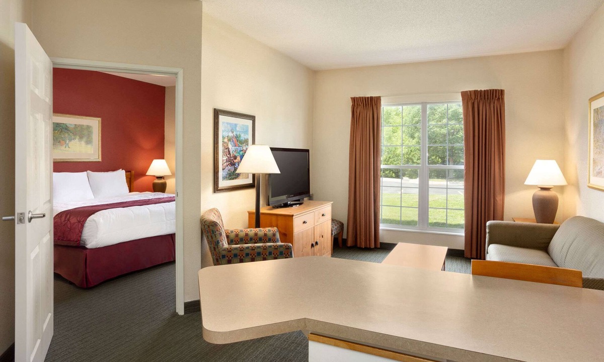 Greenwich Hotel | Baymont by Wyndham Wichita East