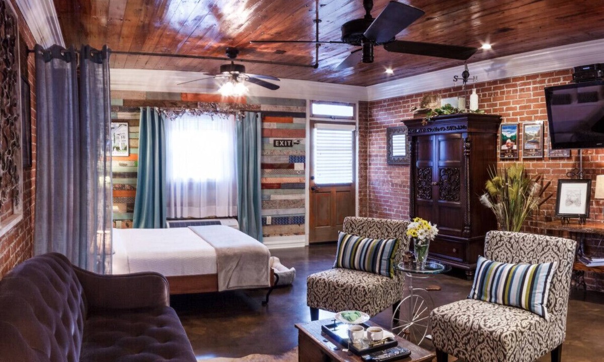 New Iberia Cabin | Bayou Chateau A Cajun Oasis, Bayou-Side, Fire Pit, Private Decks, Pets, Downtown NILA!
