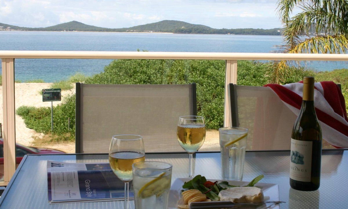 Hawks Nest House | Bays Edge - Waterfront home