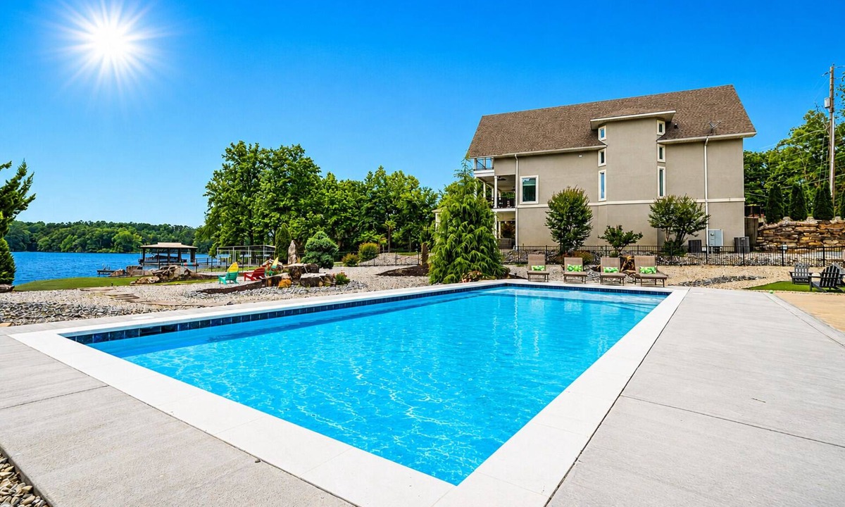 Hot Springs House | "Bayshore Breeze" - Lakefront 7BR, Private Pool, Hot Tub, Putting Green, Views