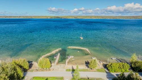 Colpoys Bay House | Bayshore Cottages