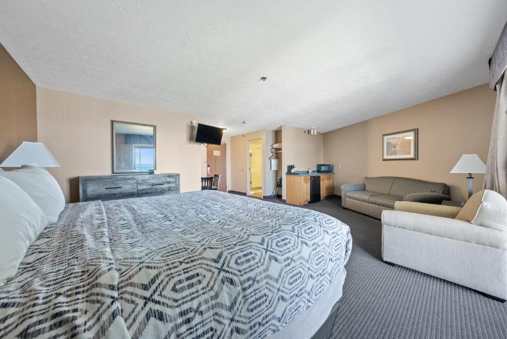 Put-in-Bay Hotel | BayShore King Suite #216