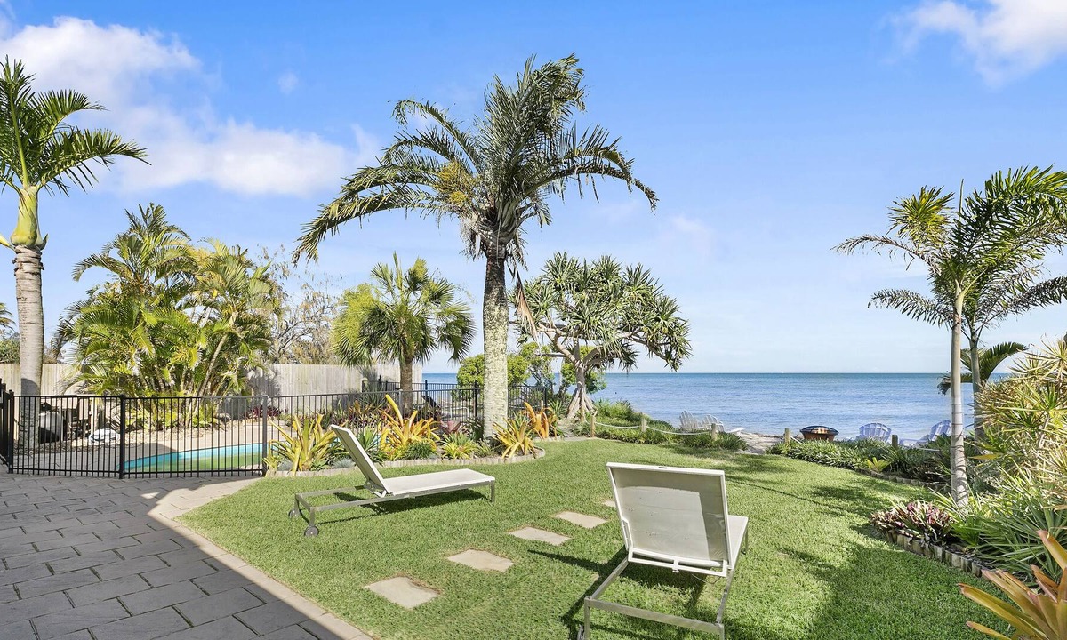 Beachmere House | BAYSIDE BLISS