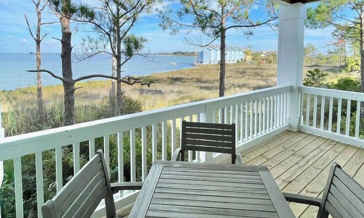 Innerarity Townhomes House | Bayside Days: Bay Views, Pool, Beach, & 2 Kayaks!