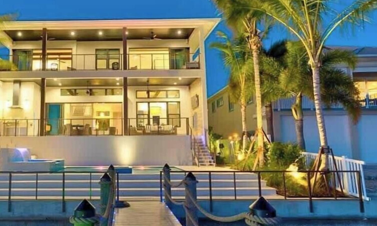 Indian Rocks Beach House | Bayside Paradise Mansion - Waterfront and Private