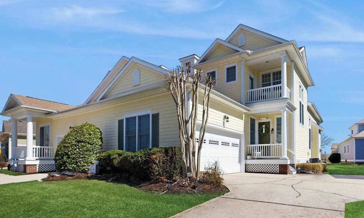 The Commons Condo | Bayside Resort dog-friendly townhouse w/tennis court access, WiFi, and balcony