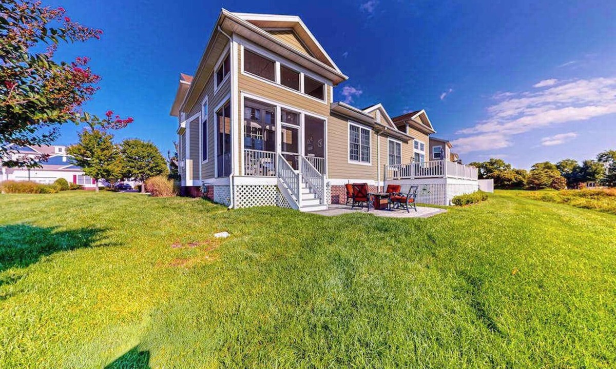 The Commons House | Bayside Resort townhome with nautical-theme, resort amenities, & water views