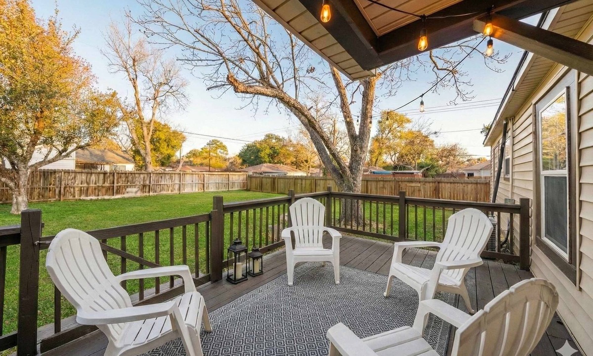 Baytown House | Baytown Cozy Home:Large Yard| Big Kitchen |BBQ|3BR