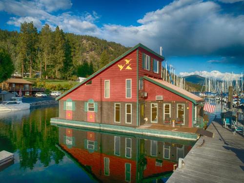 Bayview House | Bayview Float Home on Lake Pend O'reille