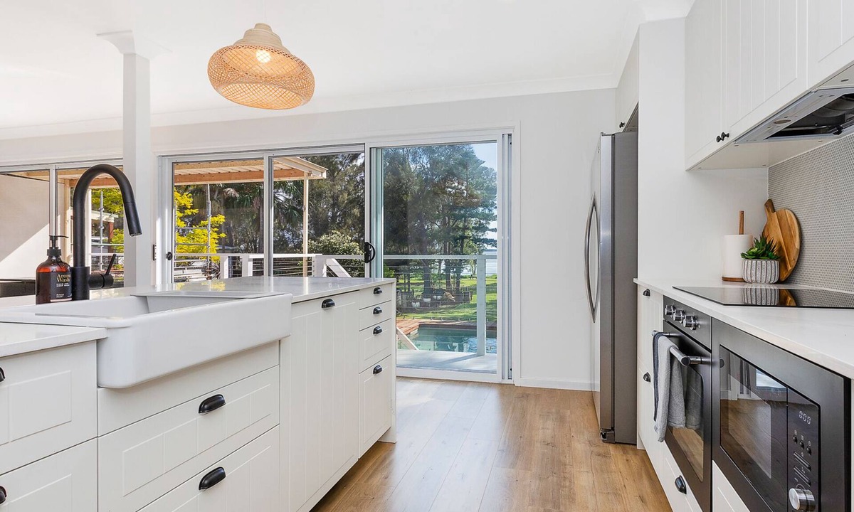 Berkeley Vale House | BB's Lake house - Waterfront reserve with Pool