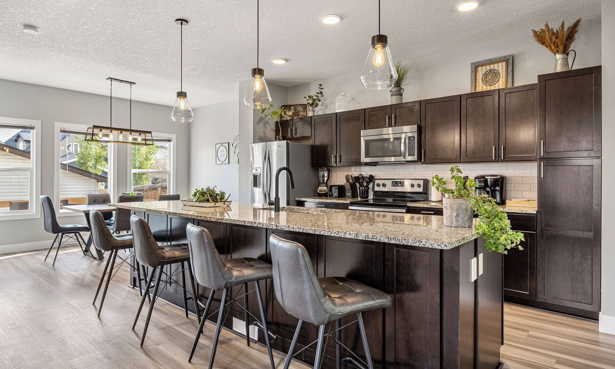 Evanston House | BBQ Central A/C Patio Fully Stocked Gourmet Kitchen Zero Rug