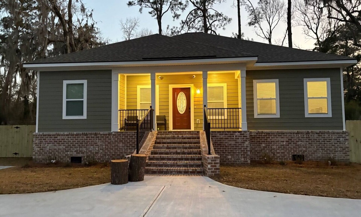 Savannah House | BBQ Grill and Pool Table