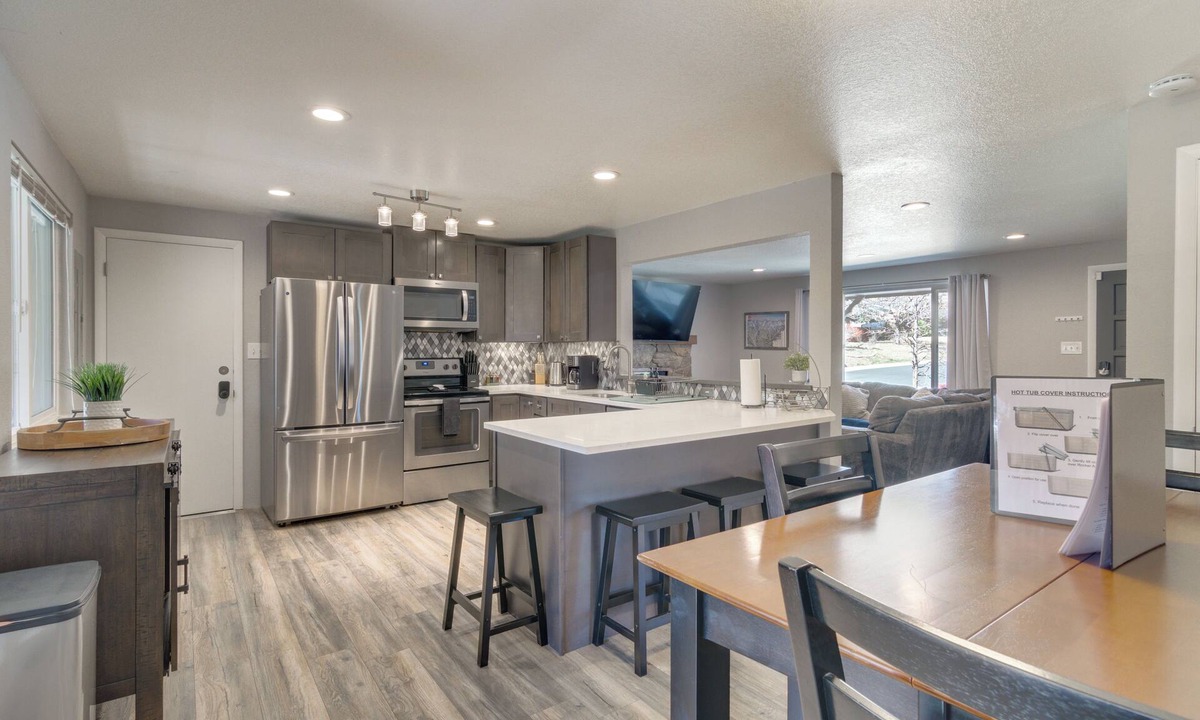 Lamar Heights Area Cottage | Bbq, Hot Tub, Patio, Sunroom + Games!