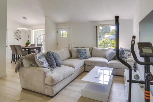 Lake St. George House | BBQ Ready Retreat w/Pool Access in Palm Harbor