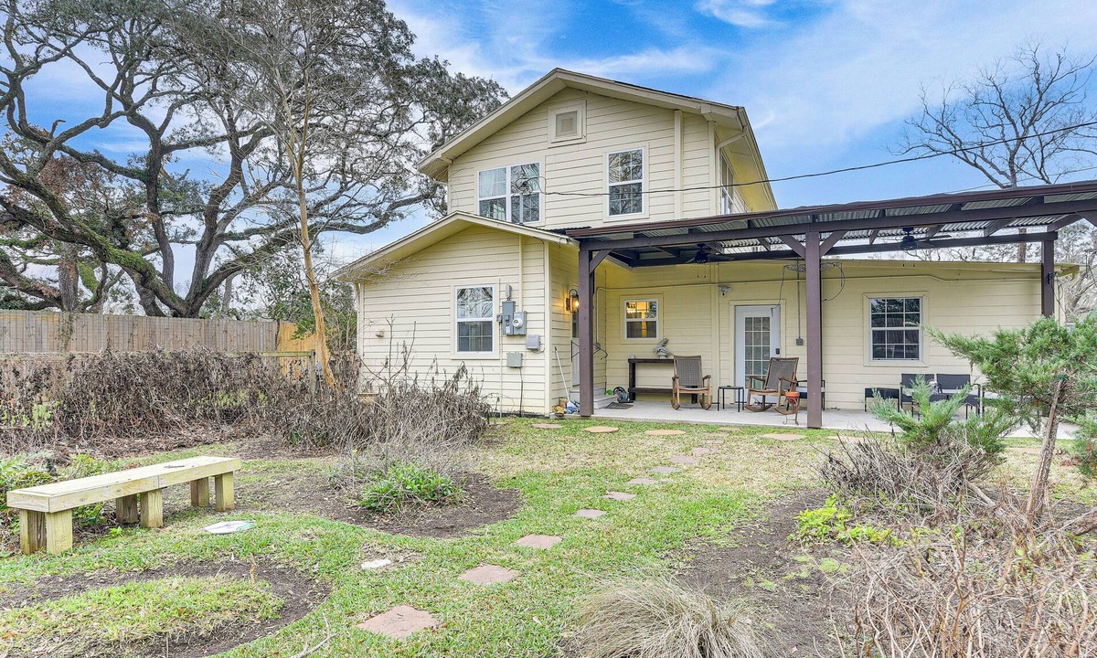 Dickinson House | BBQ-Ready Yard, Fire Pit: Peaceful Home