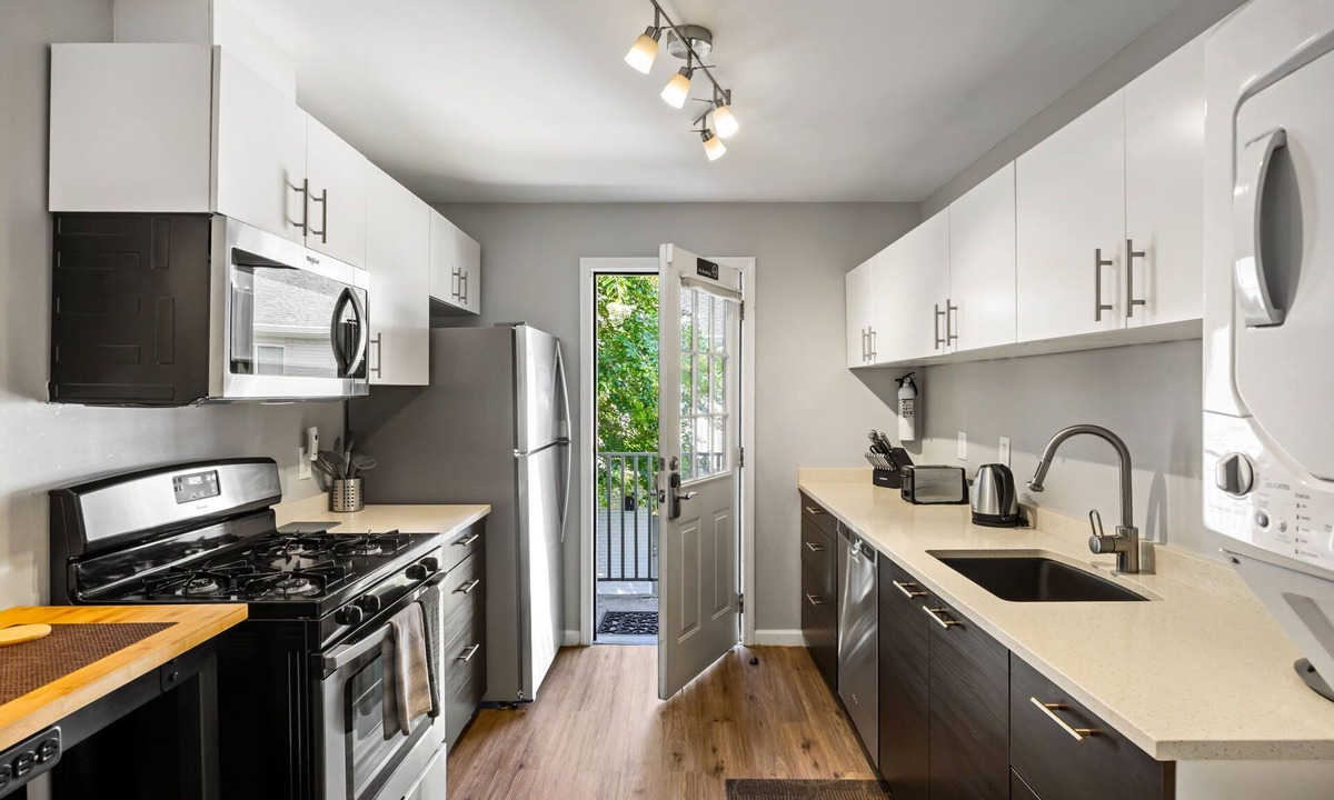 Buckhead Apartment | (BC1bD) Safe + Clean Condo only Blocks from Piedmont Hospital
