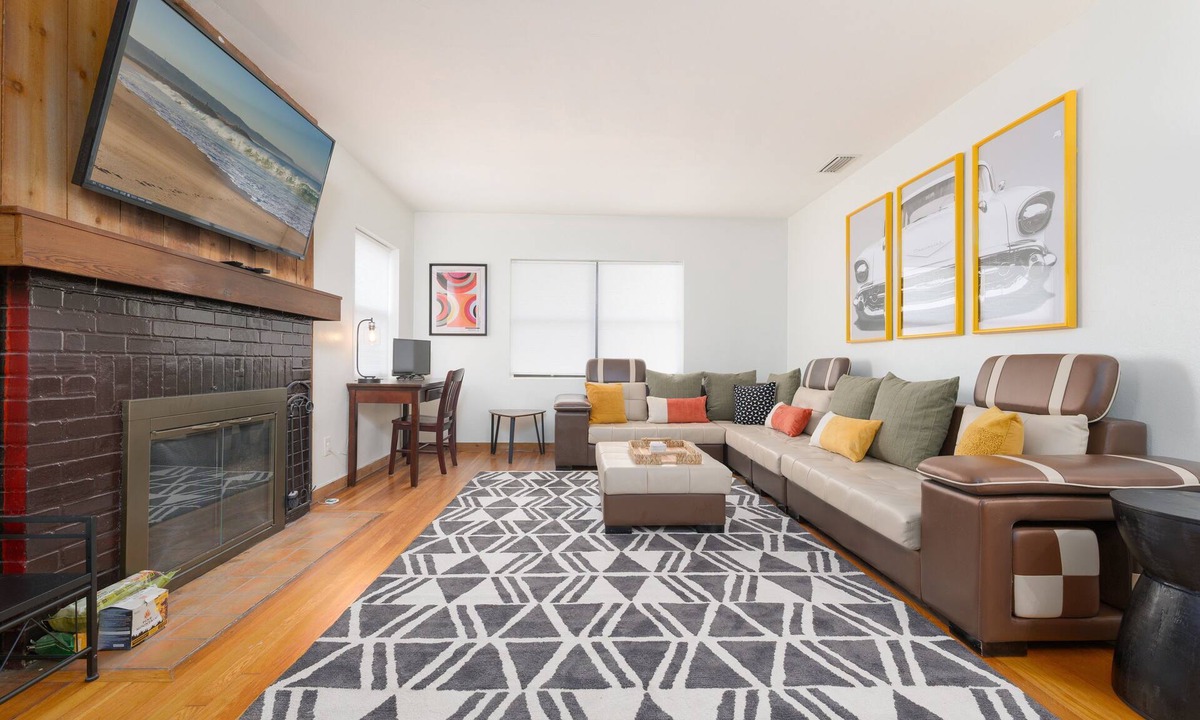 Lakewood House | Be A Nomad/Cozy 3BR w/Big Yard & Parking