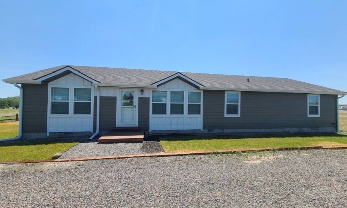 Lonergan House | *Be at Home at Lake Mac*
