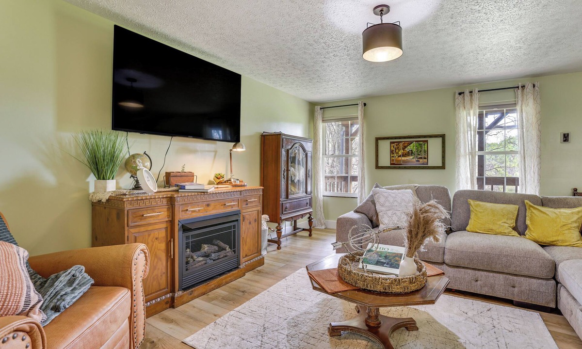 Laurelville House | 'Be Still in the Hills' Laurelville Home, Hot Tub