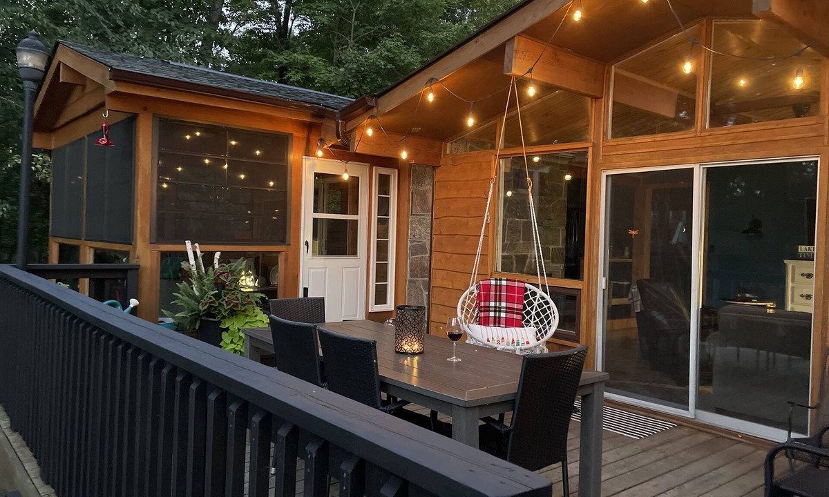 Broadbent Cottage | Be Still On the Bay Cottage- Just steps from the Water!