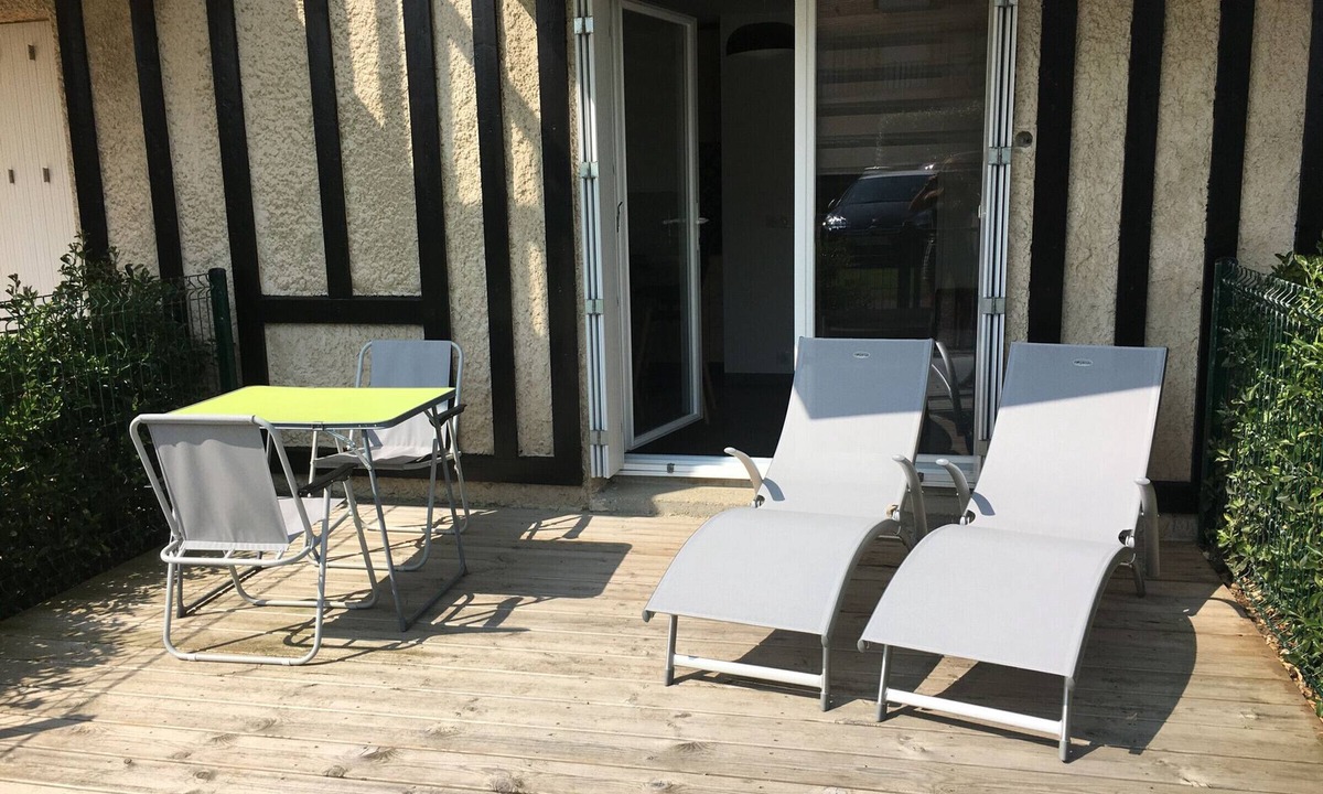 Merville-Franceville-Plage Apartment | Beachfront Studio in Merville-Franceville with Terrace for 3 Guests