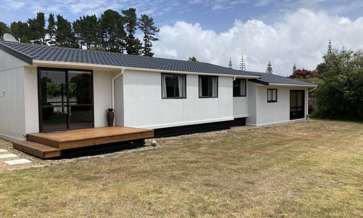 Matarangi House | Beach A 5 Minute Walk Away!