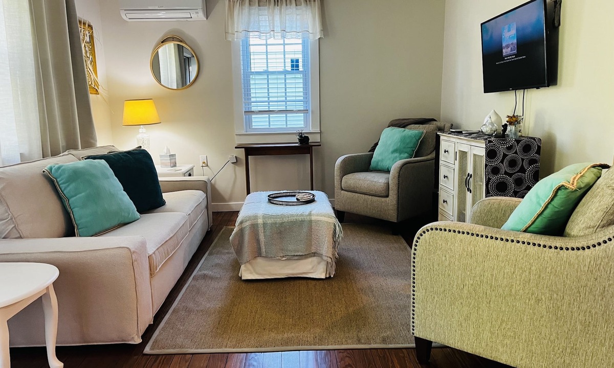 Niantic Cottage | Beach access Cozy Cottage