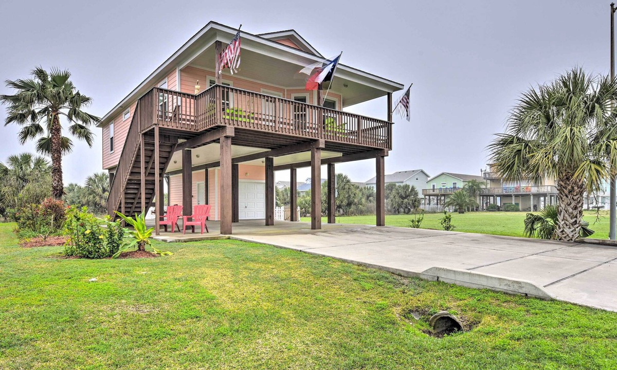 Isla Del Sol House | Beach Access, Fishing Pier & Views: Galveston Home
