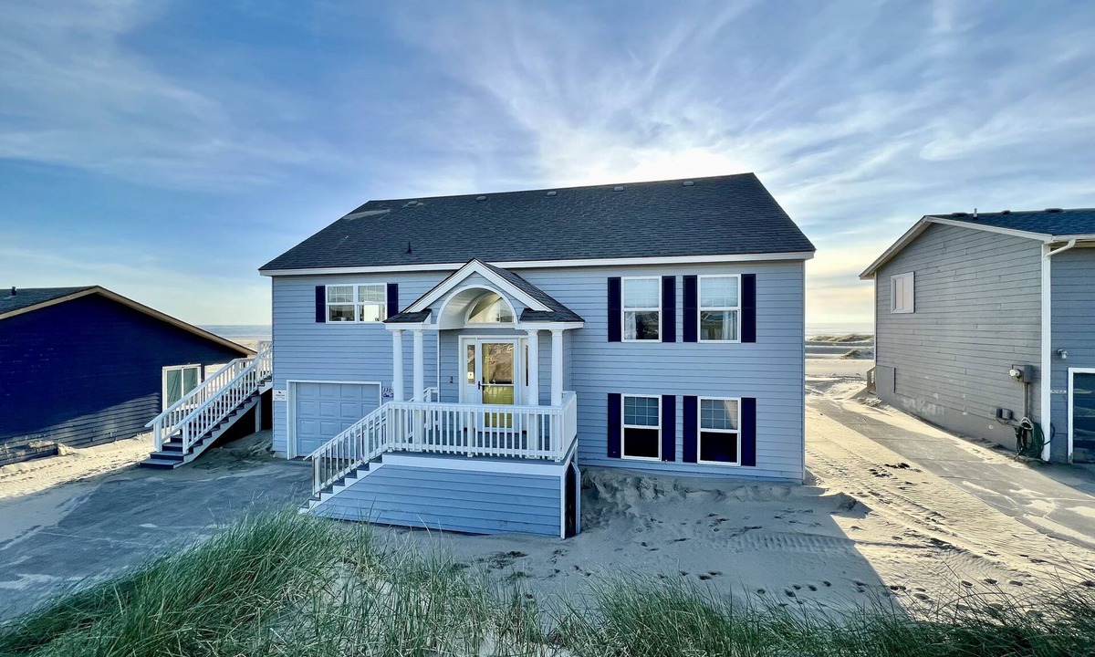 Bayshore House | Beach and Bay Views, Family Friendly, Immaculate, Chef's Kitchen, Beach Front