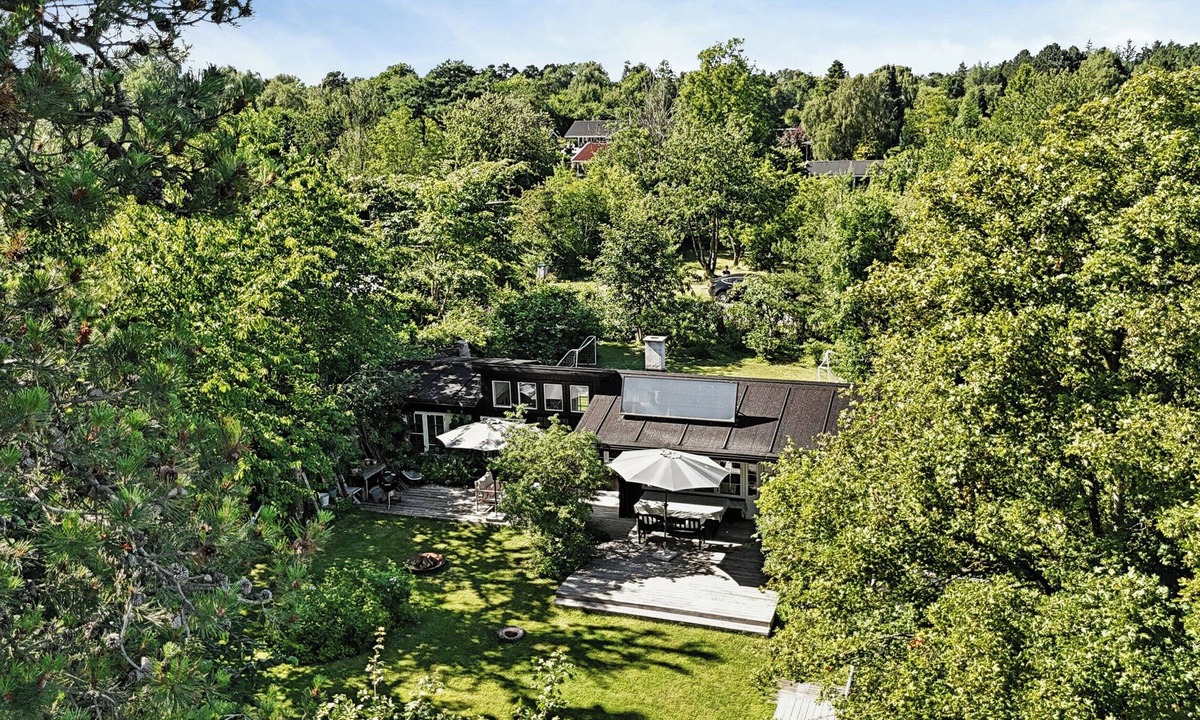 Holloselund House | Beach and forest close to Tisvilde house