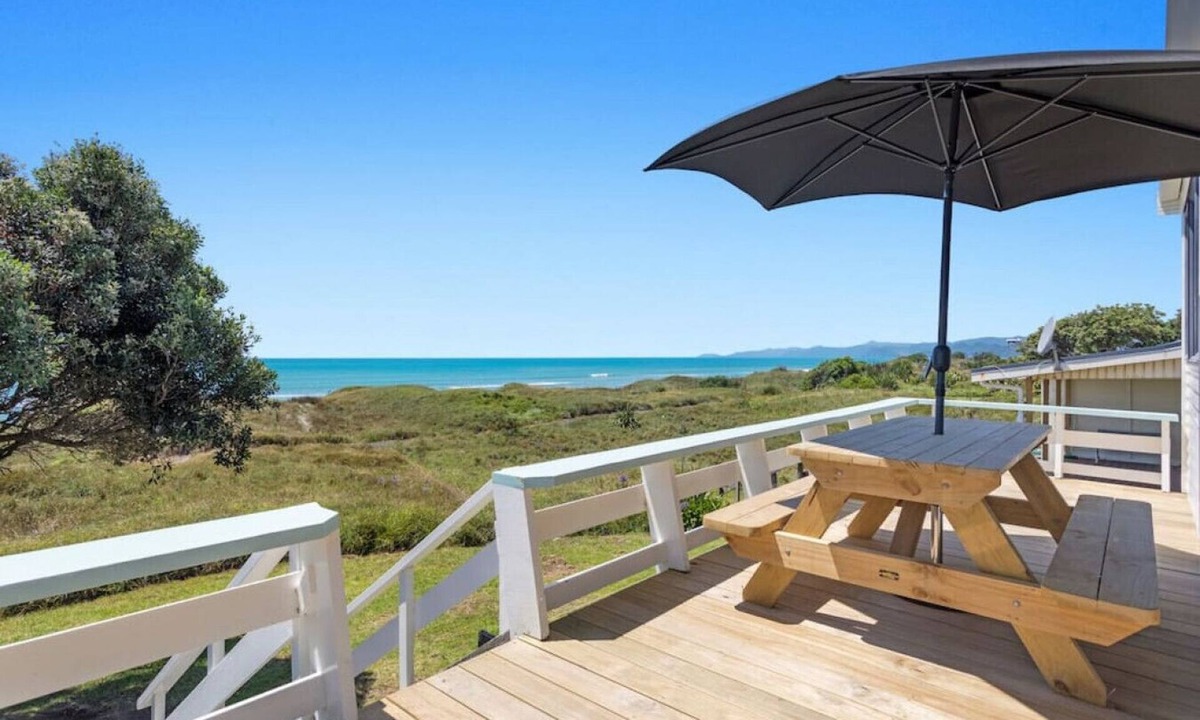 Tirohanga House | Beach Bach on the Dune Trails