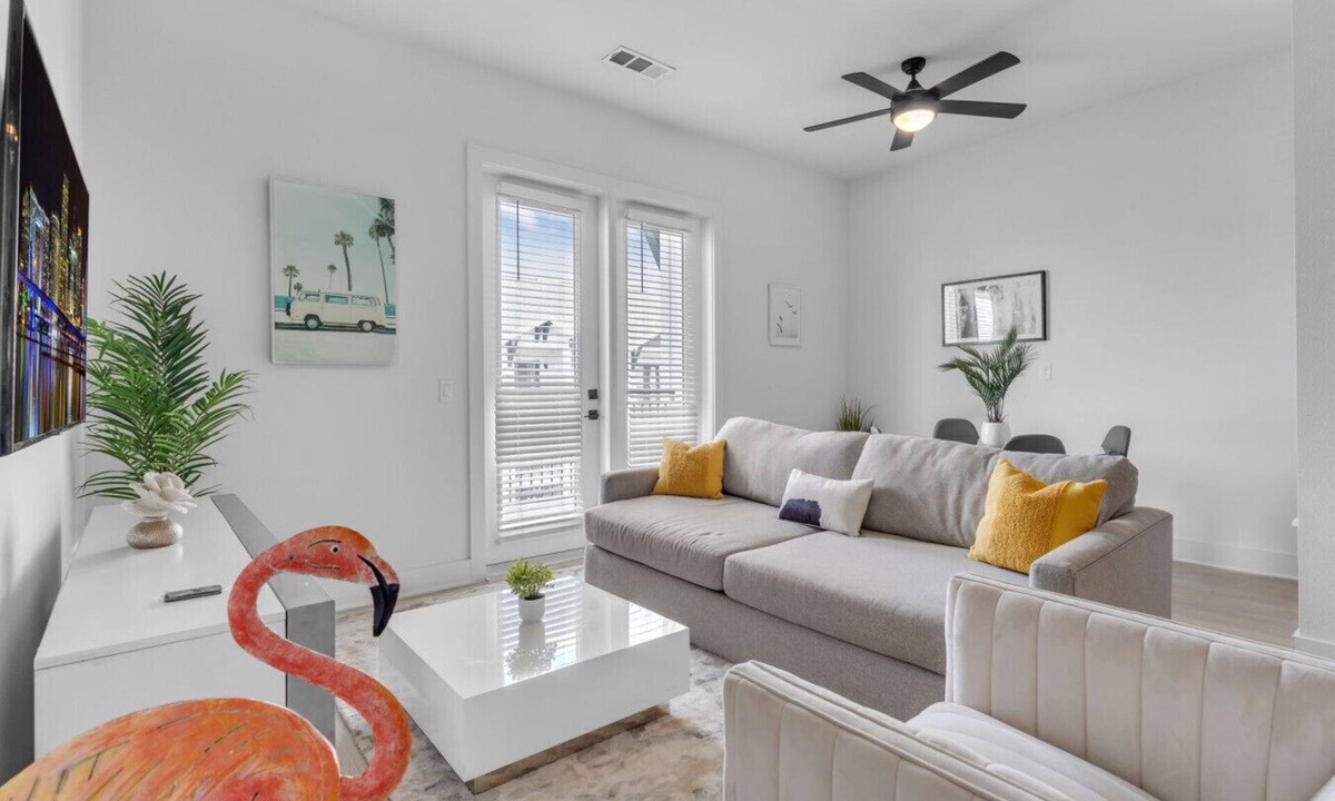 Ruskin Apartment | Beach Bliss: Modern 3 Bed Oasis Mins from Shore