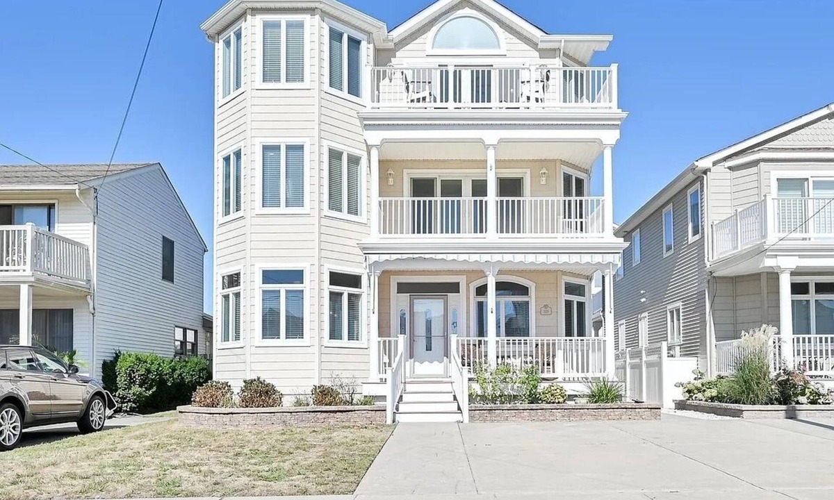 Leeds Point House | Beach Block Home w/Ocean View!